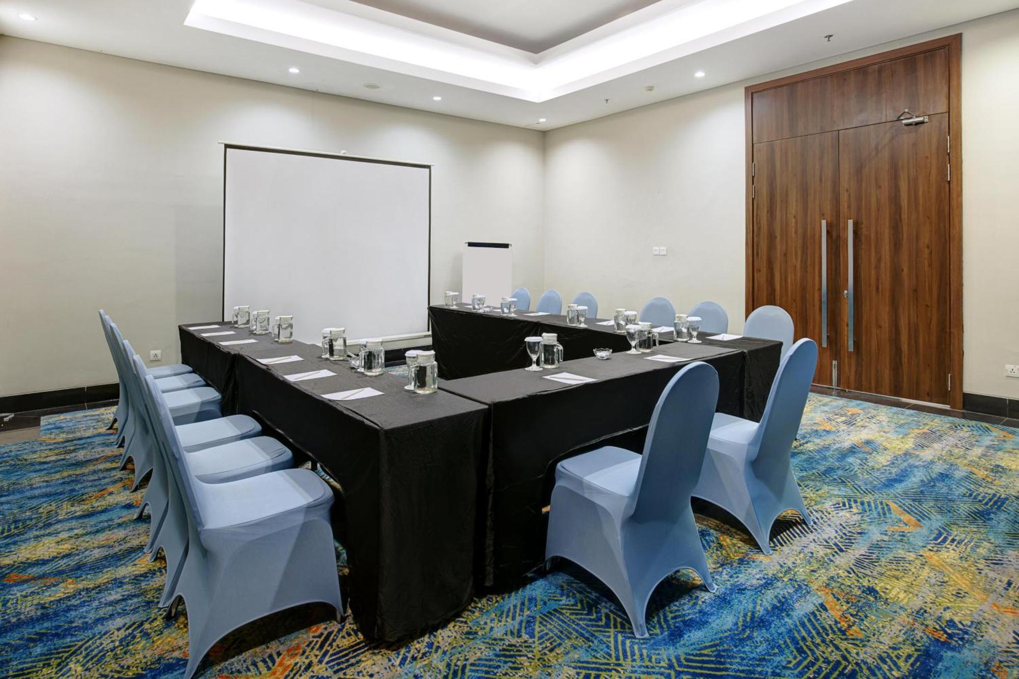 Aston Inn Pantai Losari Makassar Exterior foto